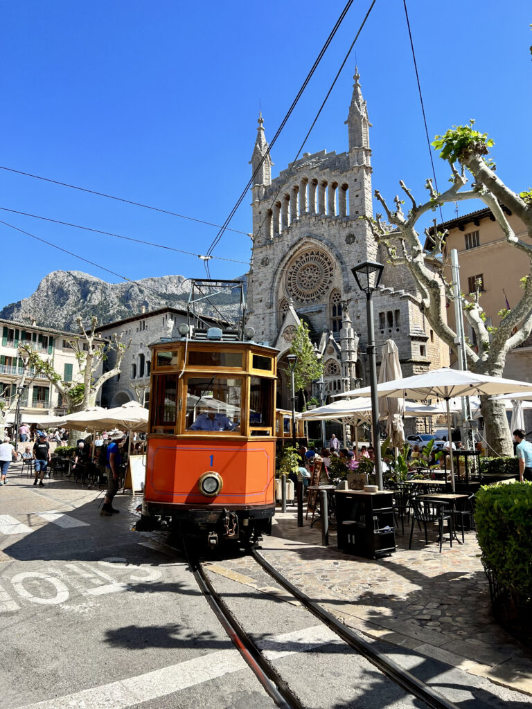 Petit train et place principale de Soller
