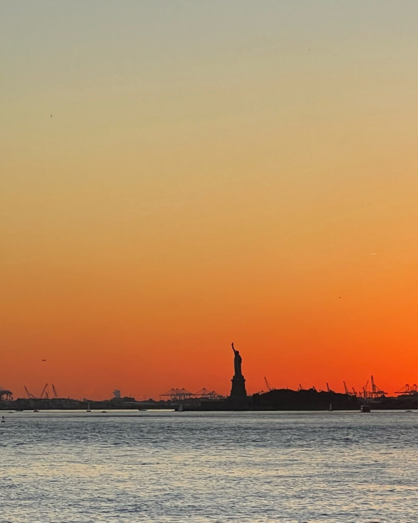 Statue de la liberté avec coucher de soleil