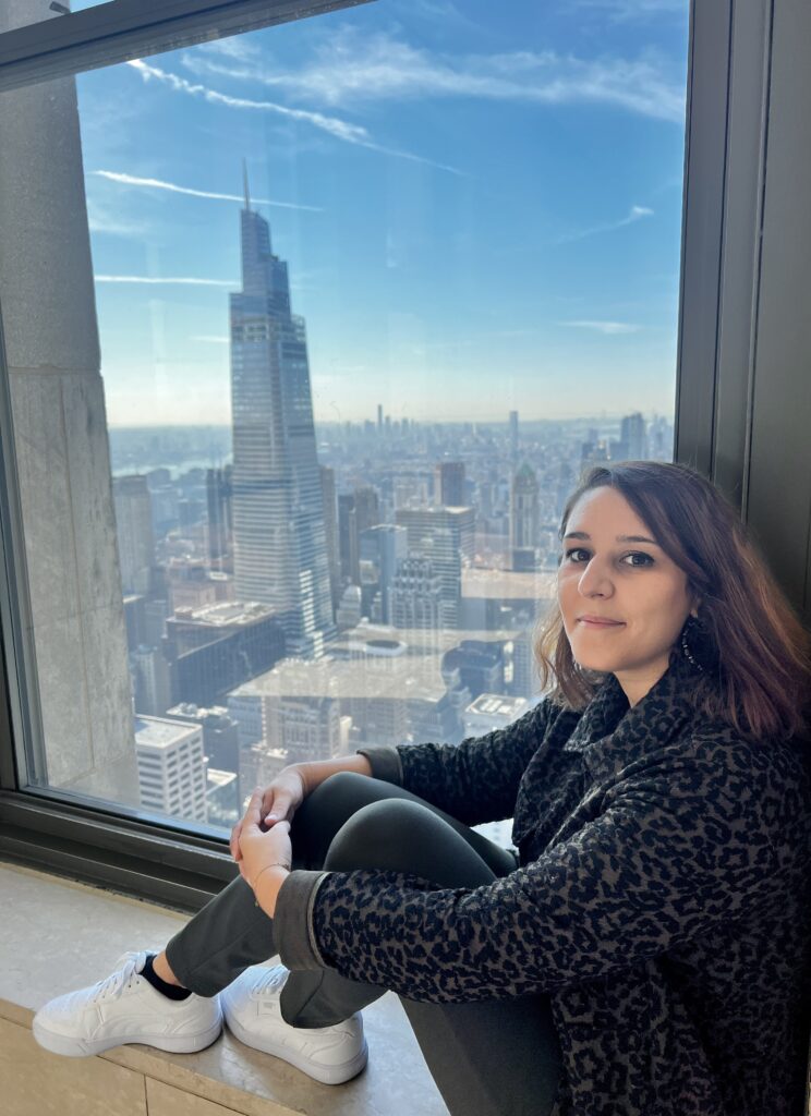 Portrait de Marion devant les buildings