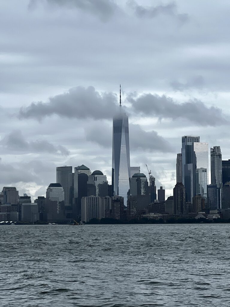 Vue sur la skyline depuis l'île de la Statue de la liberté.