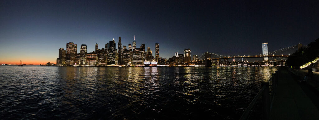 Vue sur la skyline de New York de nuit