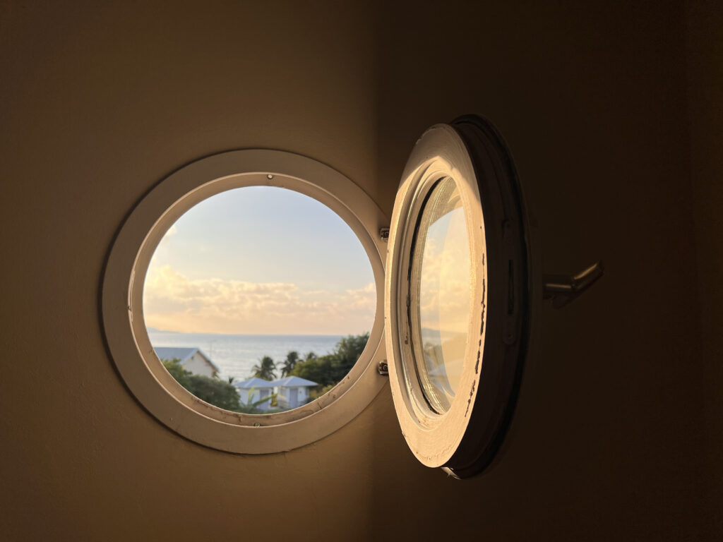 Vue par la fenêtre de la chambre de l'hôtel Karibea, sur la plage