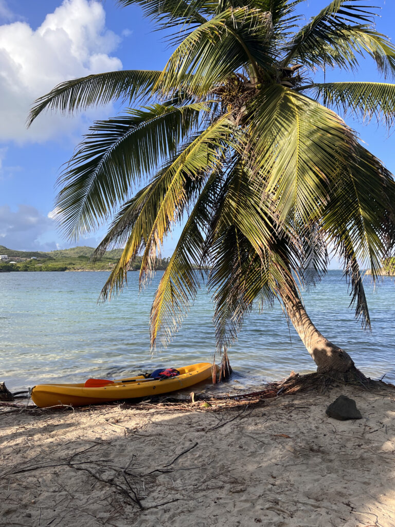 Kayak sur la plage de Ilet chevalier